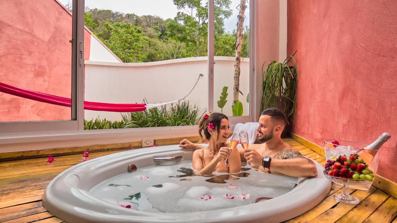 Hotel Boutique Frangipani Brotas Extérieur photo A couple in a spa