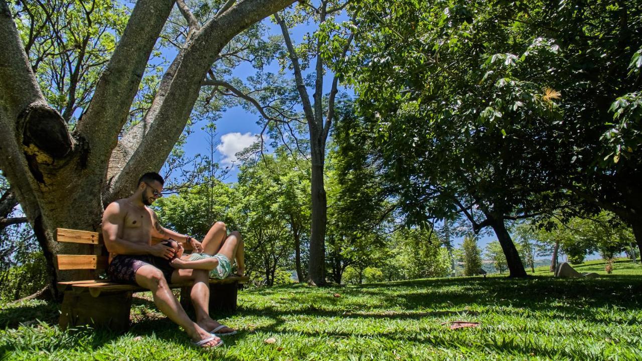 Hotel Boutique Frangipani Brotas Extérieur photo A couple sitting on a bench in the park