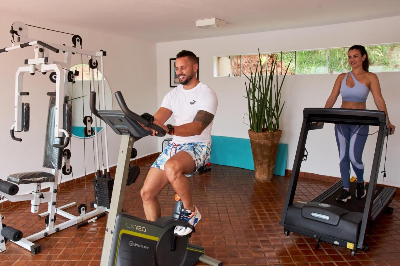 Hotel Boutique Frangipani Brotas Extérieur photo A man and a woman exercise on a treadmill and a stationary bicycle.