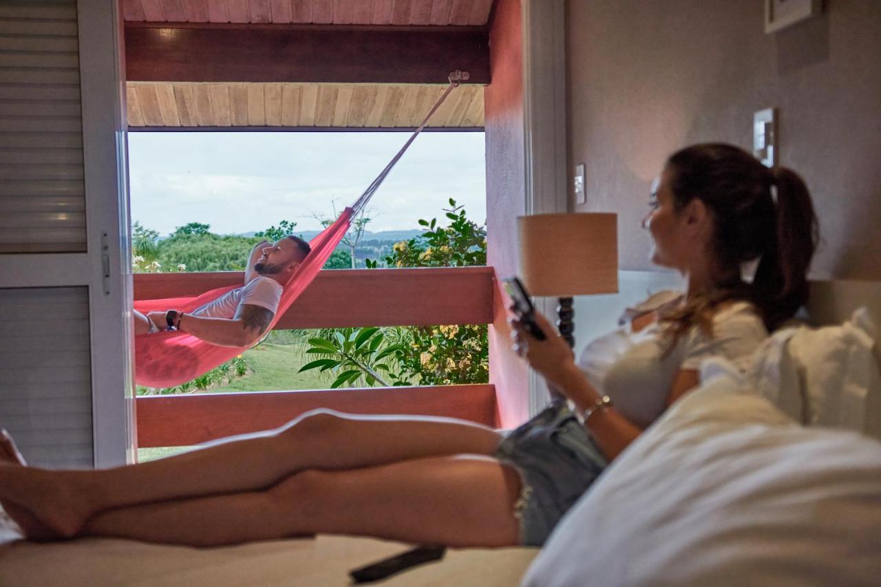 Hotel Boutique Frangipani Brotas Extérieur photo A woman using a mobile phone
