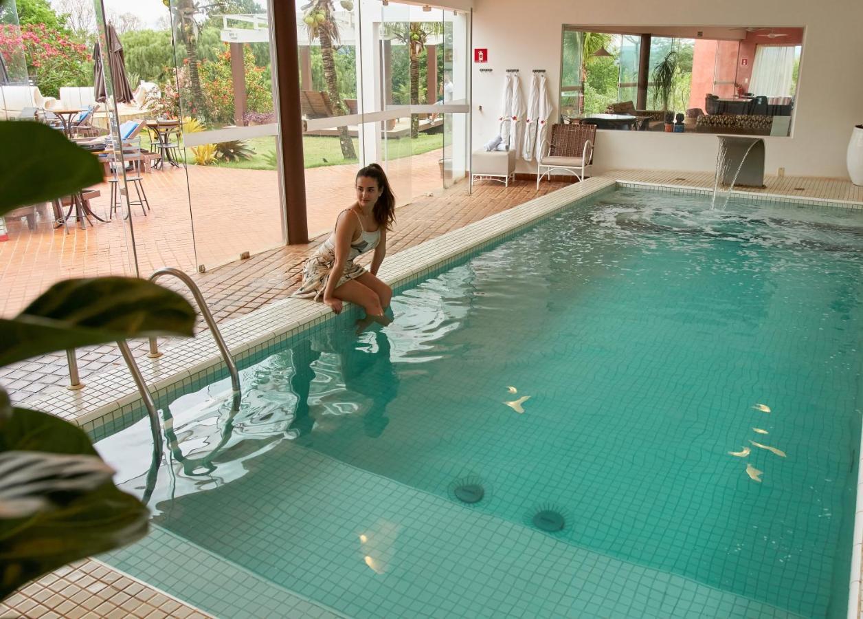 Hotel Boutique Frangipani Brotas Extérieur photo A woman sitting by a swimming pool