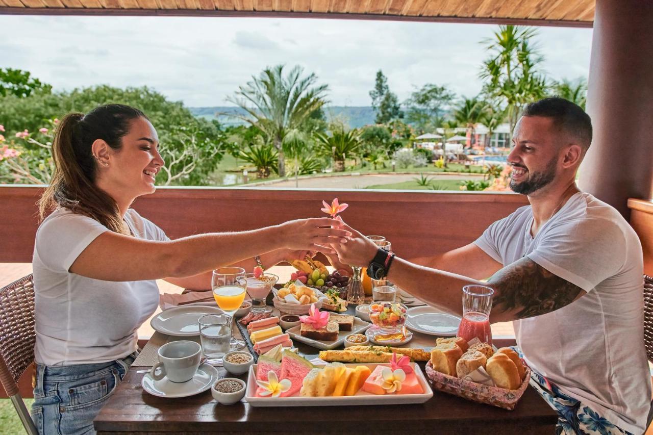 Hotel Boutique Frangipani Brotas Extérieur photo A couple eating breakfast