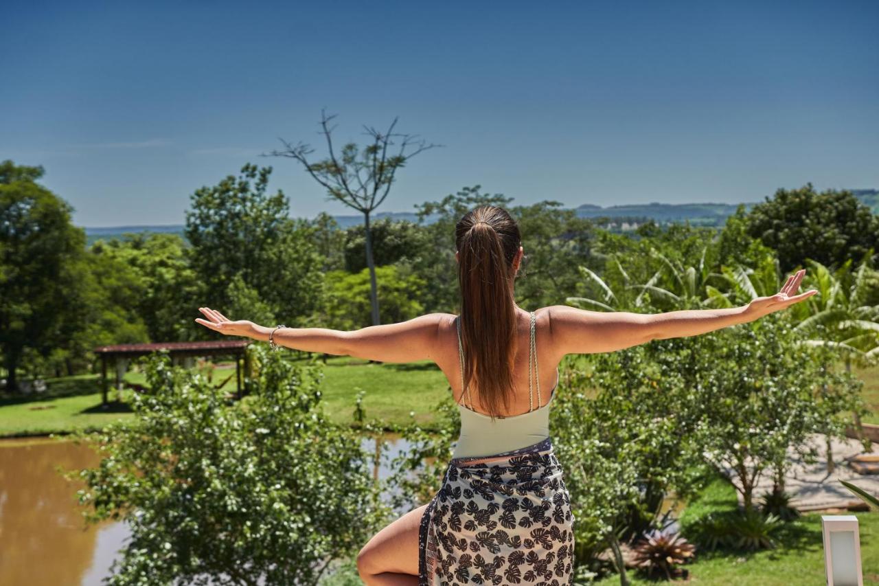 Hotel Boutique Frangipani Brotas Extérieur photo A woman practicing yoga