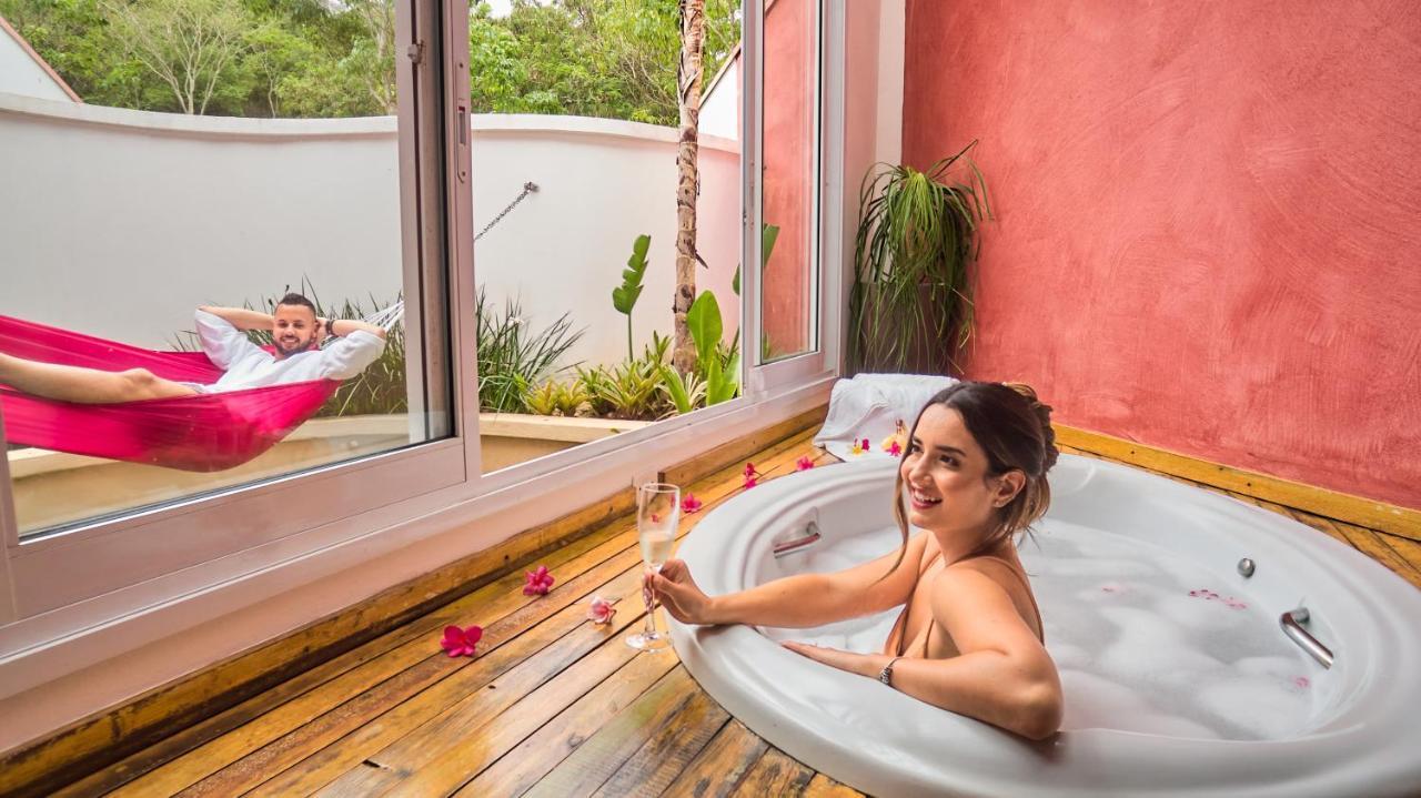 Hotel Boutique Frangipani Brotas Extérieur photo A woman relaxing in a hot tub