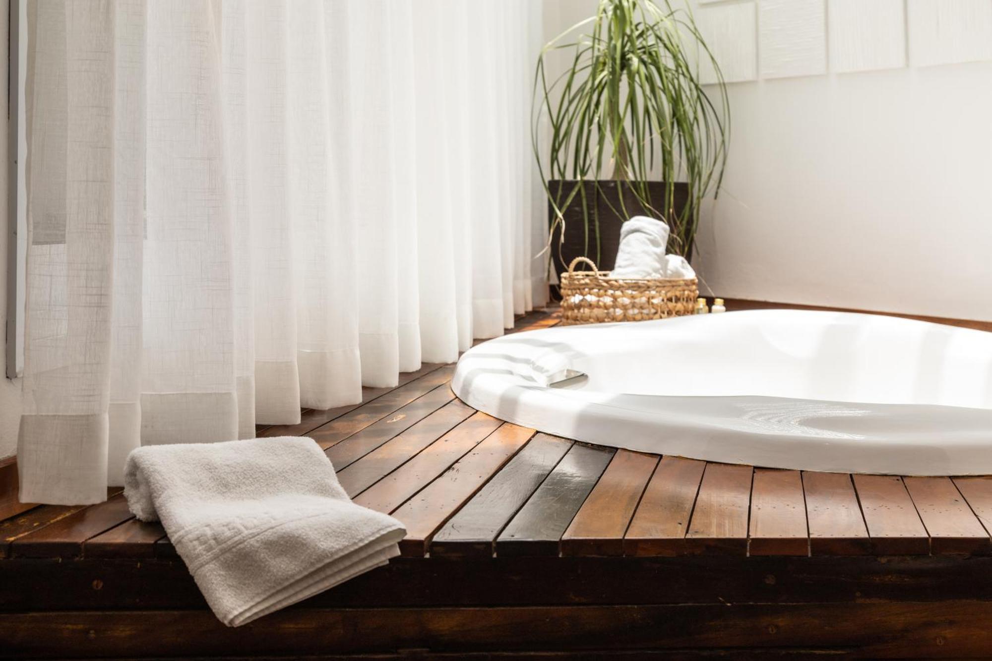 Hotel Boutique Frangipani Brotas Extérieur photo A modern Japanese-style bathtub