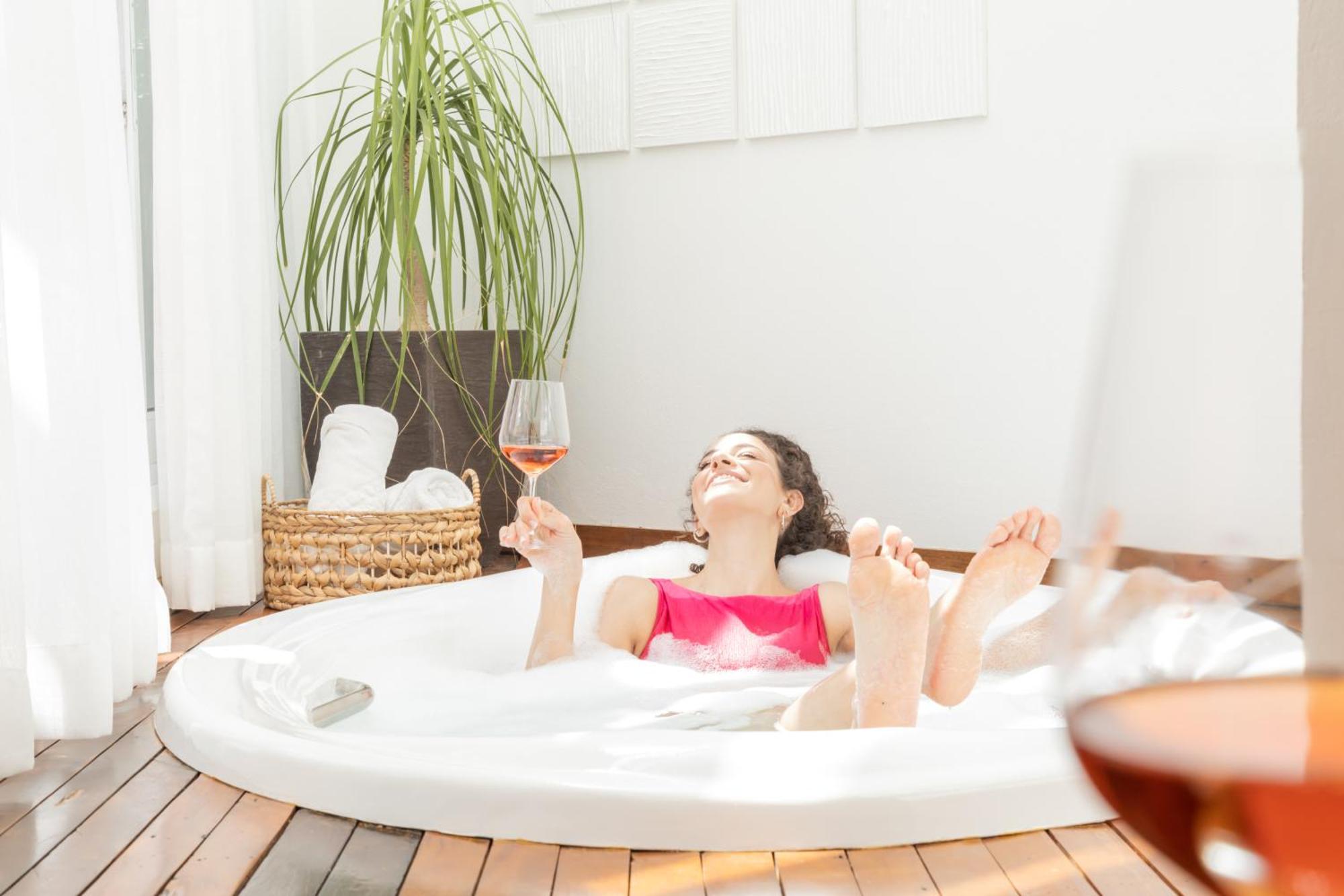 Hotel Boutique Frangipani Brotas Extérieur photo A woman relaxing in a bathtub