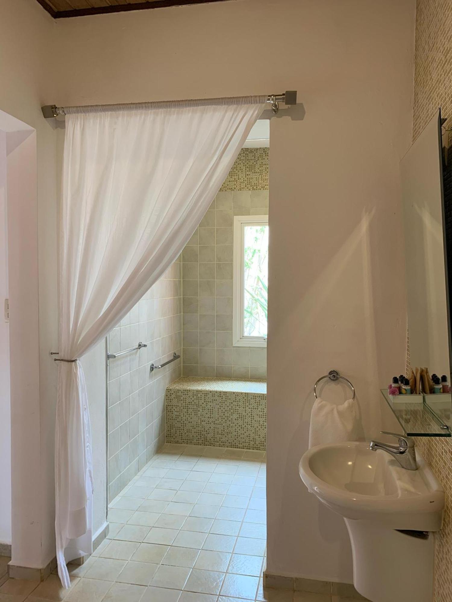 Hotel Boutique Frangipani Brotas Extérieur photo A shower curtain
