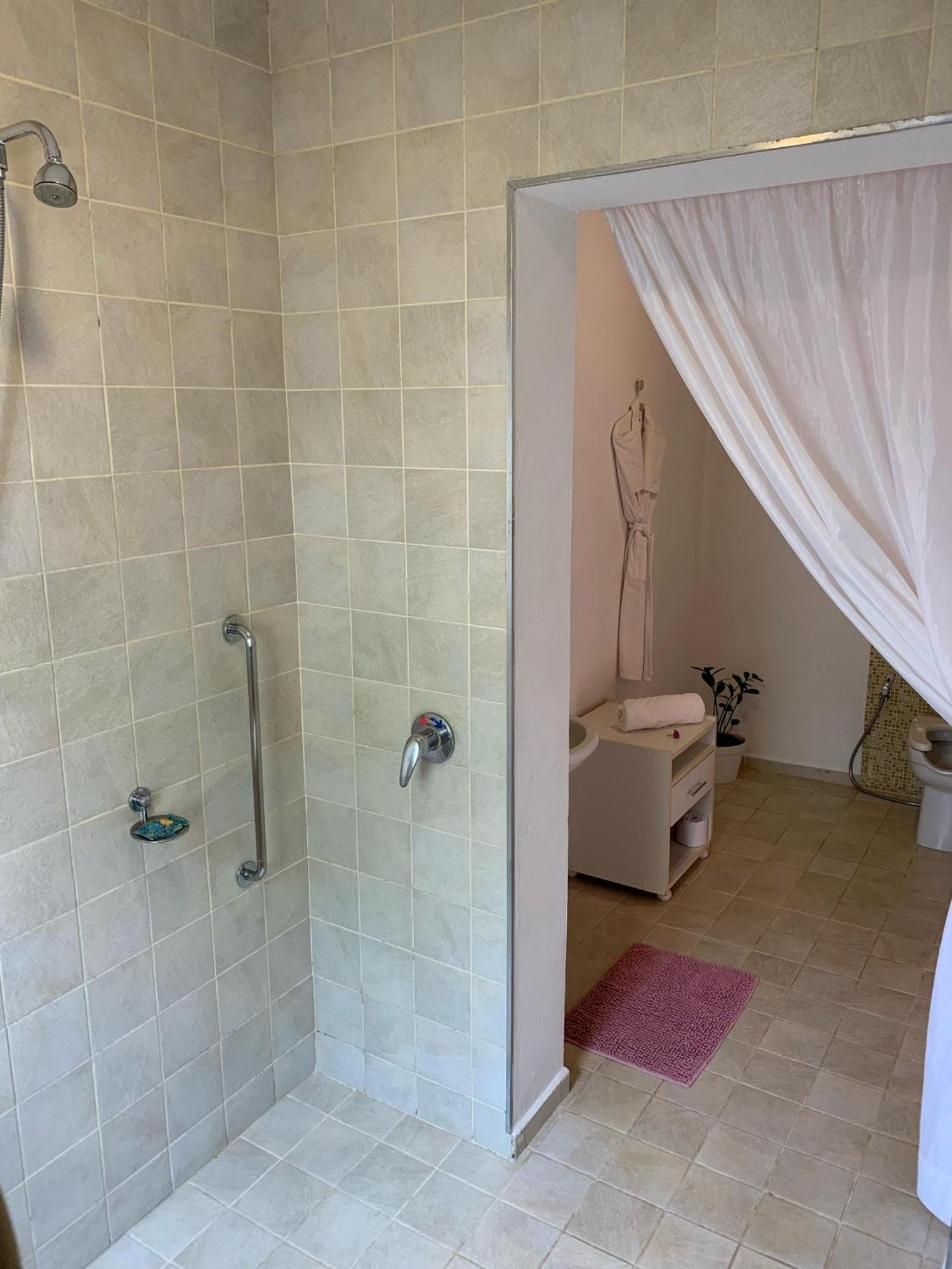 Hotel Boutique Frangipani Brotas Extérieur photo A shower cubicle