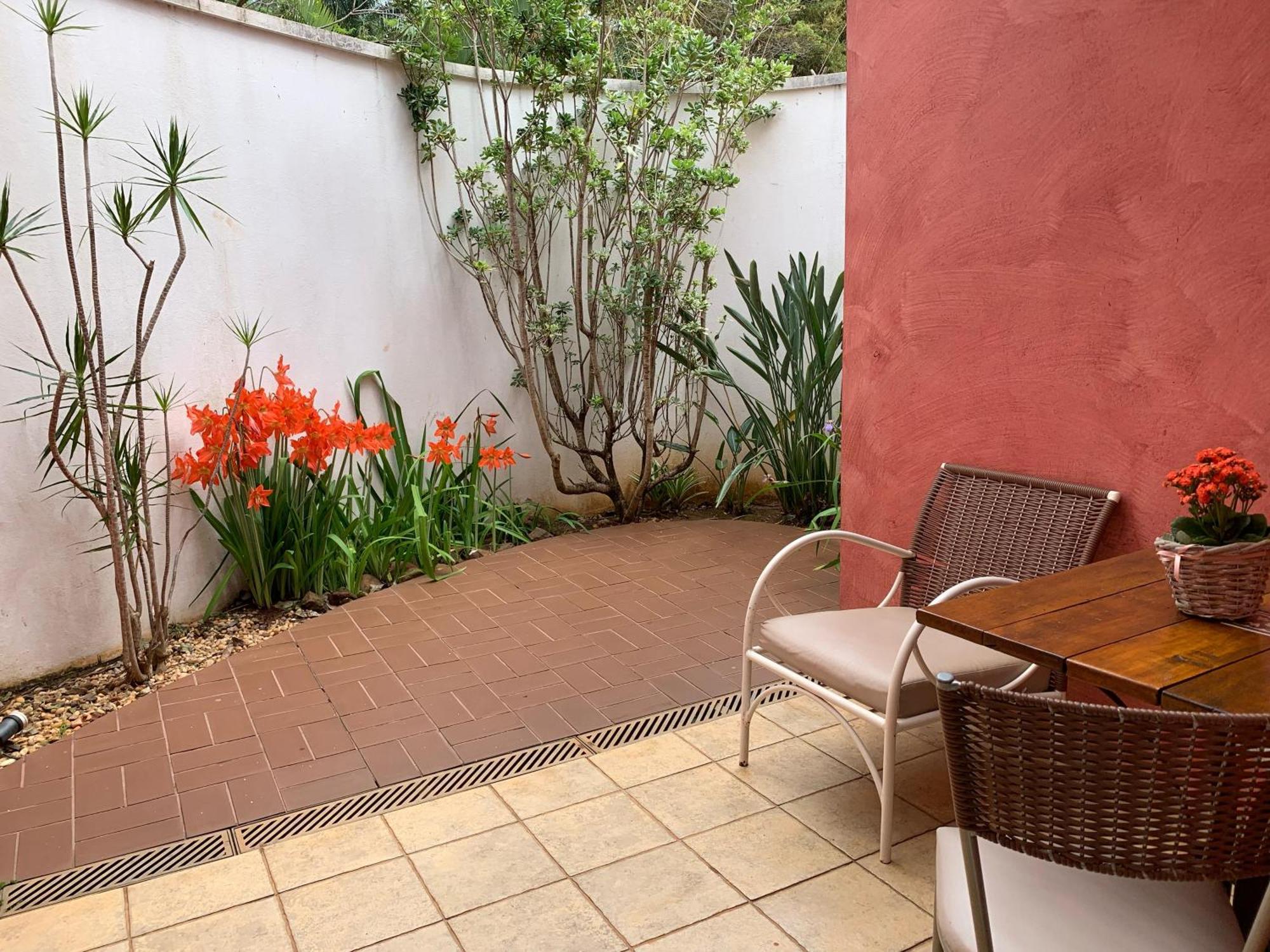 Hotel Boutique Frangipani Brotas Extérieur photo A patio in a condominium in Brazil