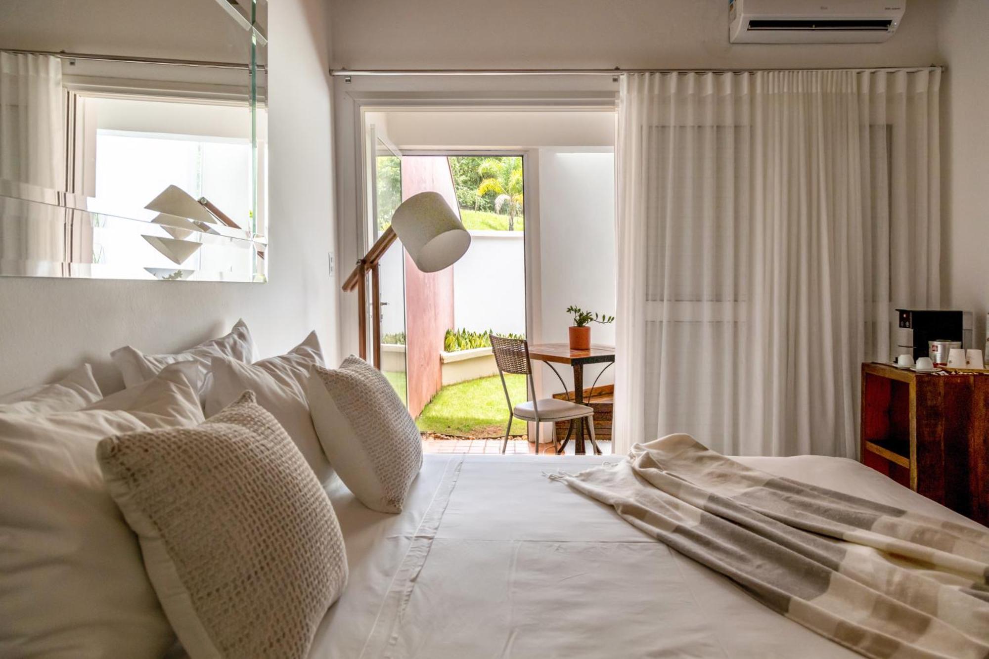 Hotel Boutique Frangipani Brotas Extérieur photo A bedroom with a floor-standing lamp