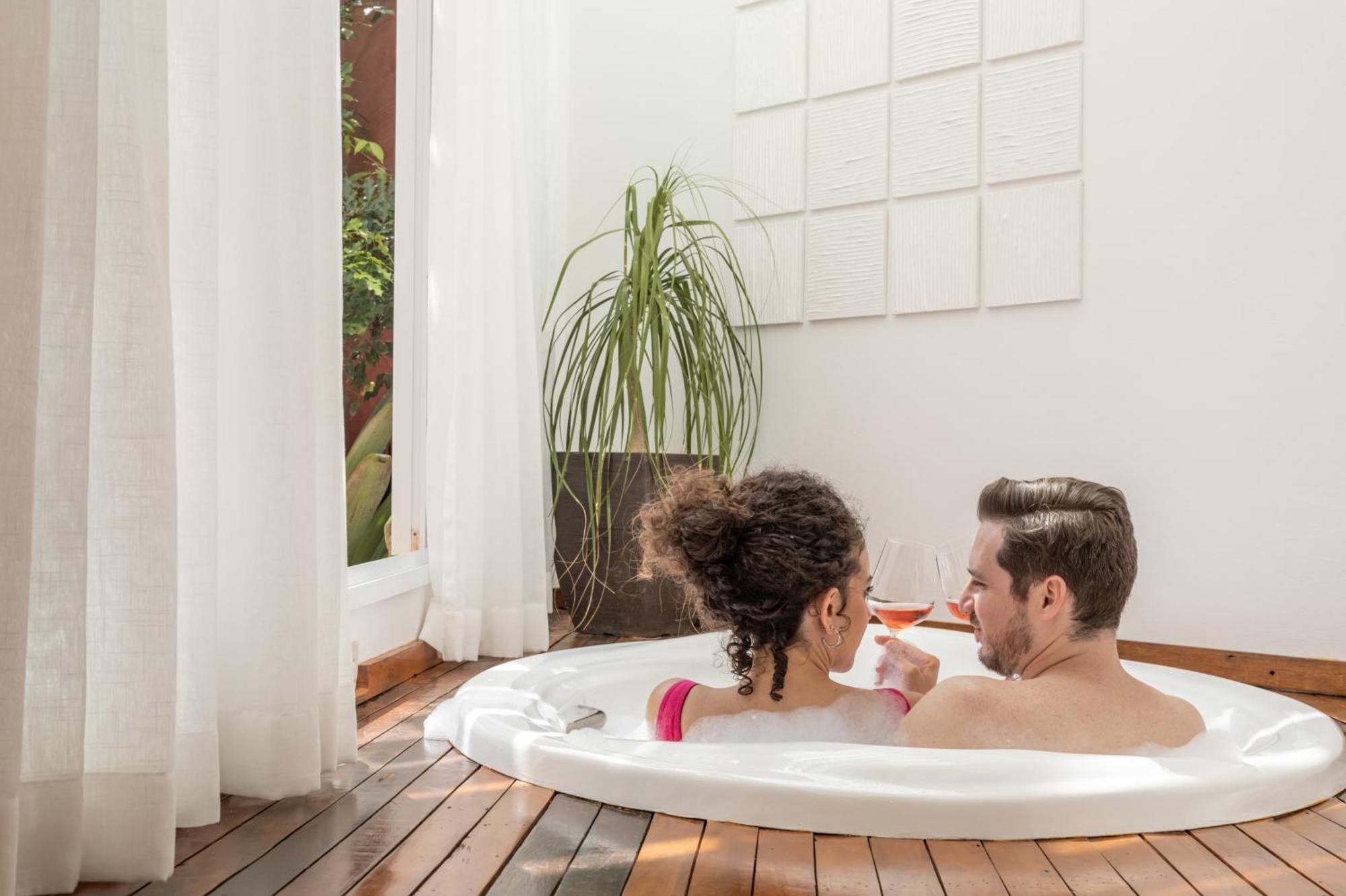 Hotel Boutique Frangipani Brotas Extérieur photo A couple in a whirlpool bathtub