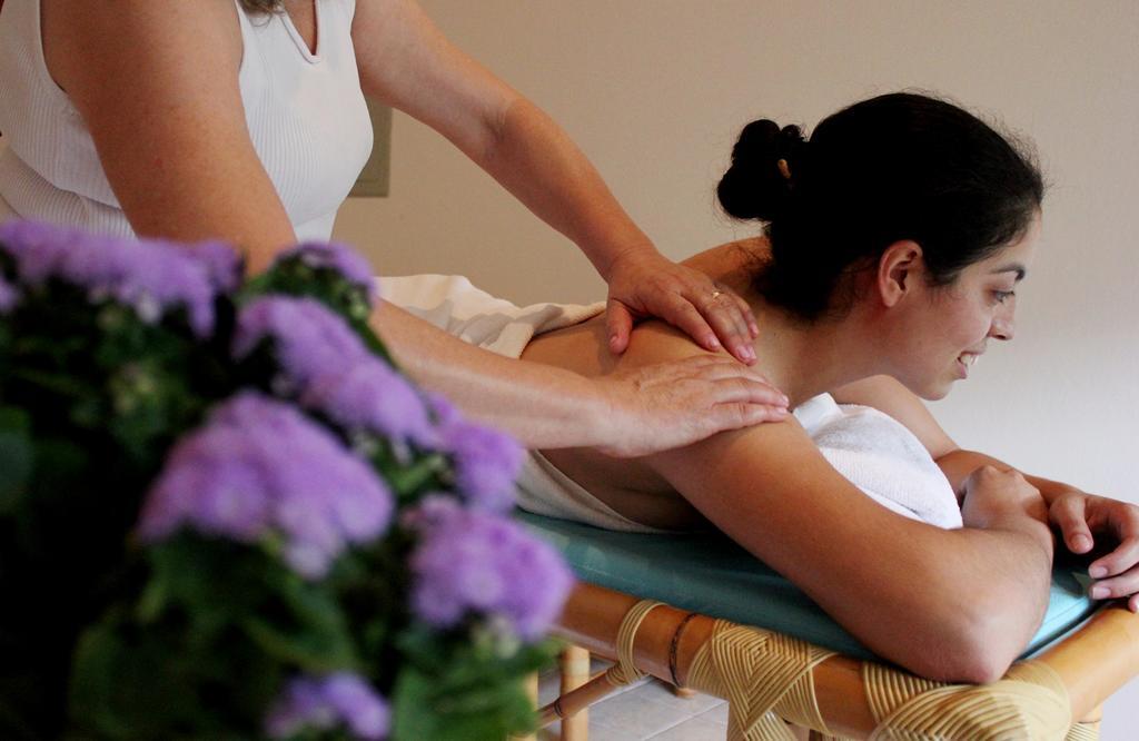Hotel Boutique Frangipani Brotas Extérieur photo A woman receiving a massage
