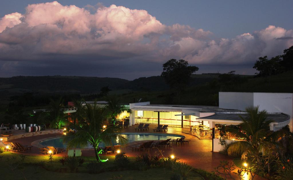 Hotel Boutique Frangipani Brotas Extérieur photo The hotel at night